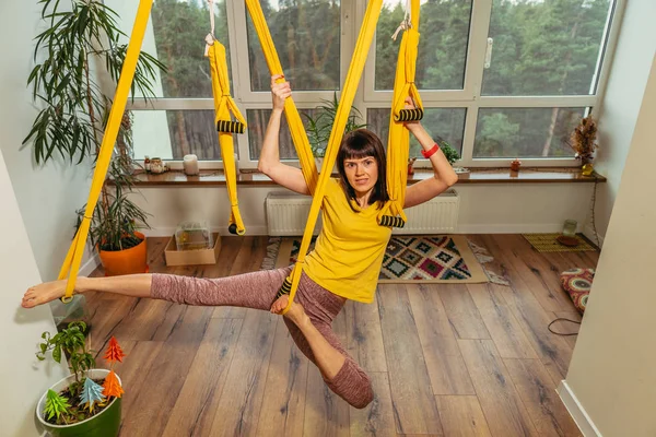 Fly Yoga Mulher Fazendo Exercícios Ioga Uma Rede Apartamento — Fotografia de Stock