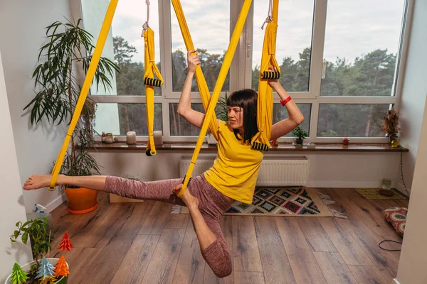 Fly Yoga Mulher Fazendo Exercícios Ioga Uma Rede Apartamento — Fotografia de Stock