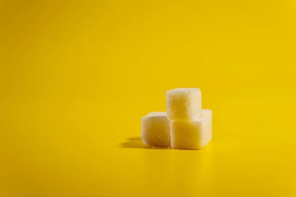 Açúcar Cubos Açúcar Jazem Fundo Amarelo — Fotografia de Stock