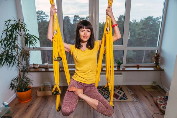 飞瑜伽 在公寓的吊床上做瑜伽练习的女人 — 图库照片