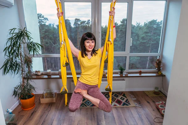 Fly Yoga Mulher Fazendo Exercícios Ioga Uma Rede Apartamento — Fotografia de Stock