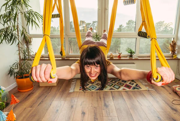 Fly Yoga Mulher Fazendo Exercícios Ioga Uma Rede Apartamento — Fotografia de Stock