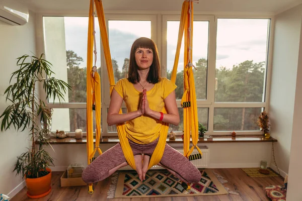 Fly Yoga Mulher Fazendo Exercícios Ioga Uma Rede Apartamento — Fotografia de Stock