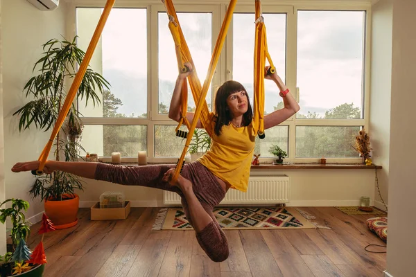 Fly Yoga Mulher Fazendo Exercícios Ioga Uma Rede Apartamento — Fotografia de Stock