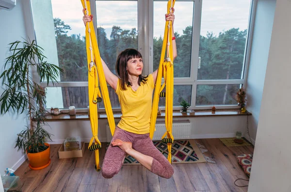 Fly Yoga Mulher Fazendo Exercícios Ioga Uma Rede Apartamento — Fotografia de Stock