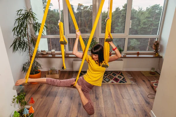 Fly Yoga Mulher Fazendo Exercícios Ioga Uma Rede Apartamento — Fotografia de Stock