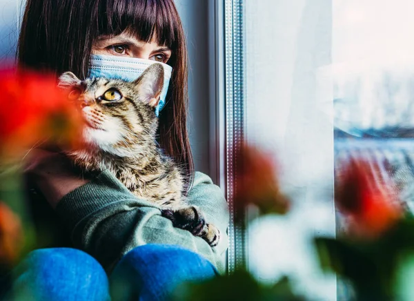 Virus Una Donna Seduta Con Gatto Una Maschera Garza Protettiva — Foto Stock