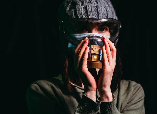 Virus. Frau mit Mullschutzmaske zum Schutz vor Virusinfektion. — Stockbild Virus Frau Mit Mullschutzmaske Zum Schutz Vor Virusinfektion — Stockfoto