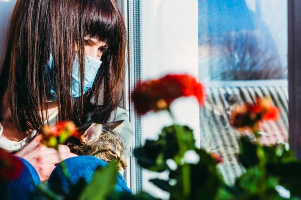 Virus Kvinna Sitter Med Katt Skyddande Gasmask Från Viruset — Stockfoto