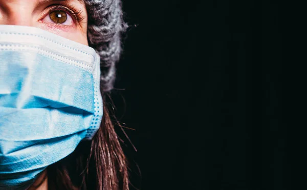 Virüs Viral Enfeksiyondan Korunmak Için Koruyucu Gazlı Bez Maskeli Kadın — Stok fotoğraf