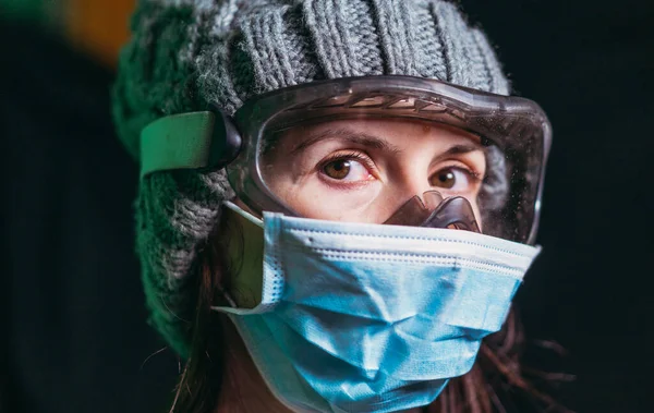 Een Virus Meisje Met Beschermend Gaasmasker Bril Tegen Het Griepvirus — Stockfoto