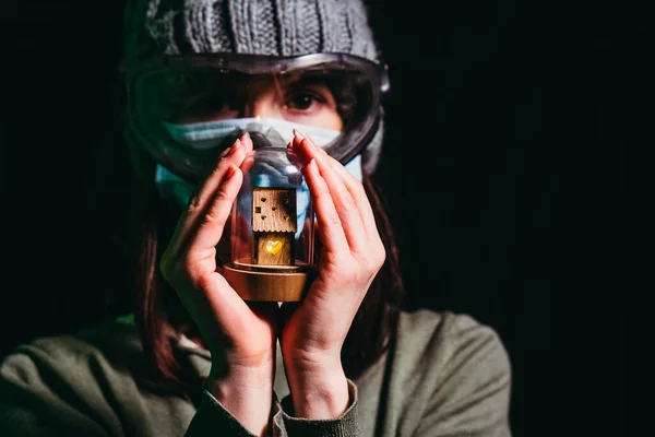 Virus. Frau mit Mullschutzmaske zum Schutz vor Virusinfektion. — Stockbild Virus Frau Mit Mullschutzmaske Zum Schutz Vor Virusinfektion — Stockfoto