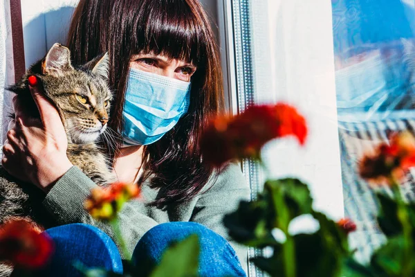 Een Virus Een Vrouw Zit Met Een Kat Een Beschermend — Stockfoto