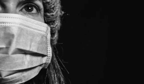 戴防护纱布面罩的妇女预防病毒感染 — 图库照片