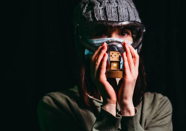 Een Virus Vrouw Met Beschermend Gaasmasker Ter Bescherming Tegen Virale — Stockfoto