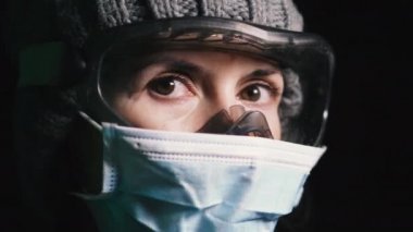 Virüs. Koruyucu gazlı bez maskeli ve grip virüsüne karşı gözlüklü kız..