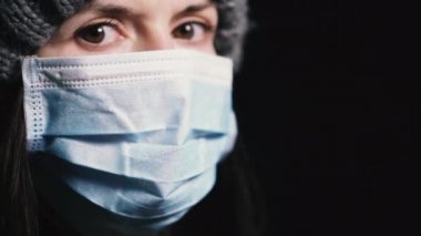 Virüs. Viral enfeksiyondan korunmak için koruyucu gazlı bez maskeli kadın..