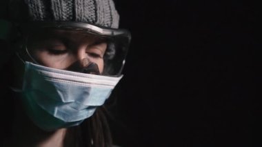 Virüs. Koruyucu gazlı bez maskeli ve grip virüsüne karşı gözlüklü kız..