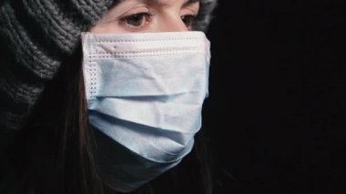 Virüs. Viral enfeksiyondan korunmak için koruyucu gazlı bez maskeli kadın..