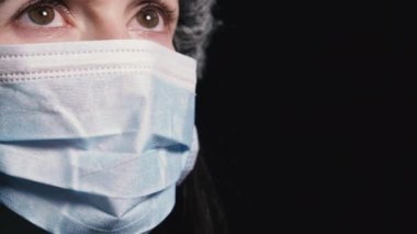 Virüs. Viral enfeksiyondan korunmak için koruyucu gazlı bez maskeli kadın..