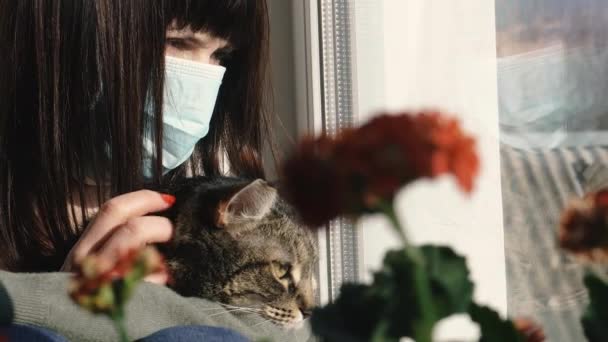 Virus Seorang Wanita Sedang Duduk Bersama Kucing Dengan Topeng Pelindung — Stok Video