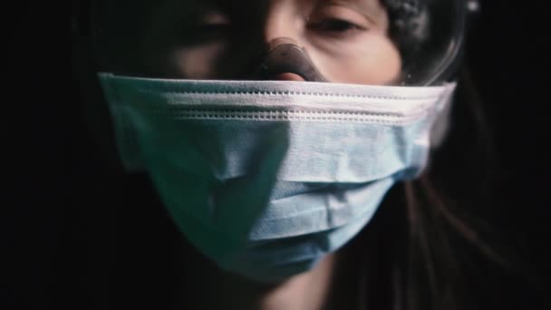 ウイルスだ 女の子で保護ガーゼマスクとゴーグルに対するインフルエンザウイルス — ストック動画