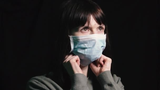 Virus Una Donna Indossa Una Maschera Protettiva Dal Virus — Video Stock