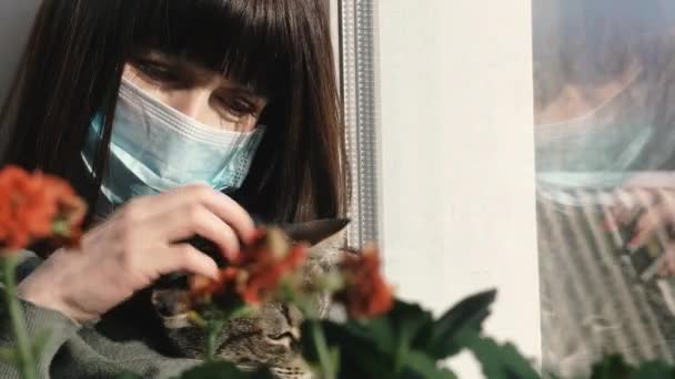 Virus Kvinna Sitter Med Katt Skyddande Gasmask Från Viruset — Stockvideo
