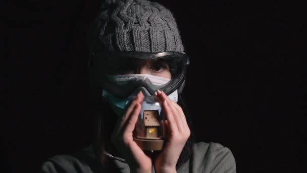 Вирус Женщина Защитной Марлевой Маске Защиты Вирусной Инфекции — стоковое видео