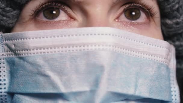 ウイルスだ ウイルス感染から保護するために保護ガーゼマスクの女性 — ストック動画
