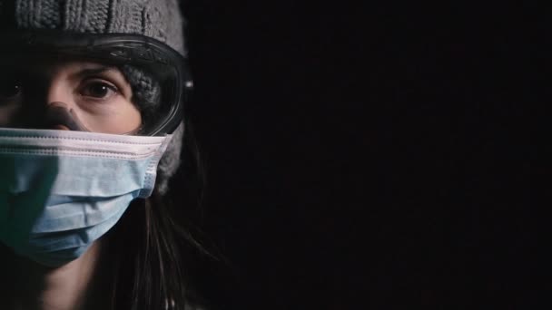 Ιός Κορίτσι Προστατευτική Μάσκα Γάζας Και Γυαλιά Κατά Του Ιού — Αρχείο Βίντεο
