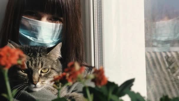 Virus Kvinna Sitter Med Katt Skyddande Gasmask Från Viruset — Stockvideo