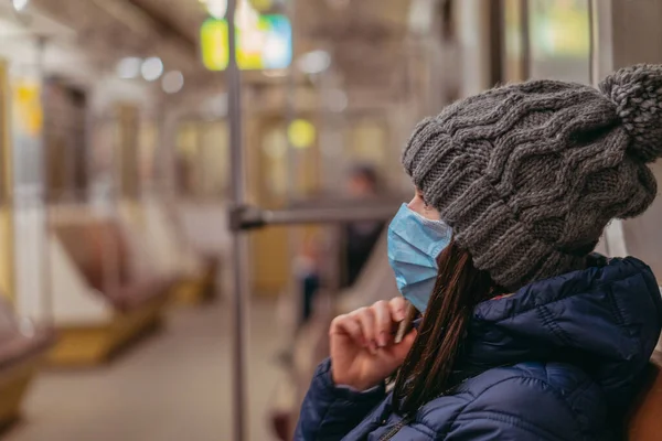 Tıbbi Maske Tıbbi Maskeli Bir Kadın Metro Trenine Biniyor Ukrayna — Stok fotoğraf