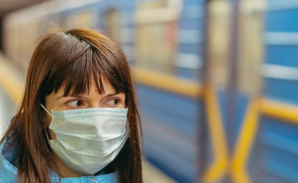 医療マスク 医療マスクの女性が地下鉄で電車を待っている ウクライナだ キエフ — ストック写真