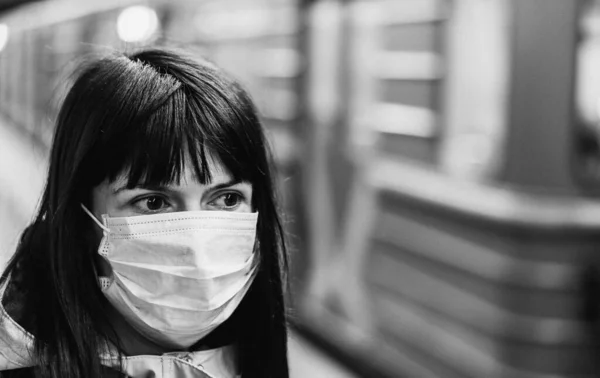 Maschera Medica Una Donna Con Una Maschera Medica Sta Aspettando — Foto Stock