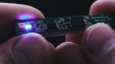 Çip. Eller küçük bir çip tutuyor..