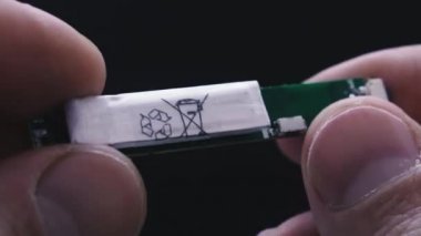 Çip. Eller küçük bir çip tutuyor..