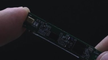 Çip. Eller küçük bir çip tutuyor..