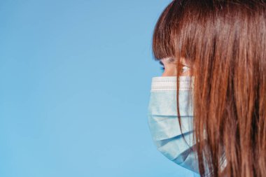 Tıbbi maske. Virüs korumalı tıbbi maskeli bir kadın..