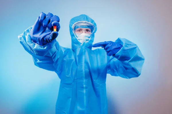 Virus Paramedic Protective Suit Virus Holds Pill His Hand — Stock Photo, Image