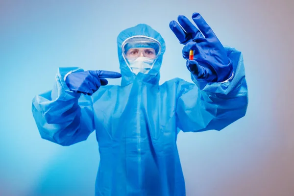 Virus Paramedic Protective Suit Virus Holds Pill His Hand — Stock Photo, Image