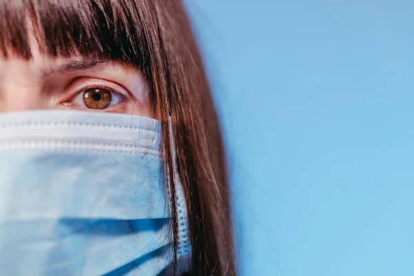 Maschera Medica Donna Con Una Maschera Medica Protettiva Contro Virus — Foto Stock