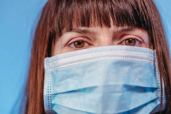 医疗面罩戴着防毒口罩的妇女 — 图库照片