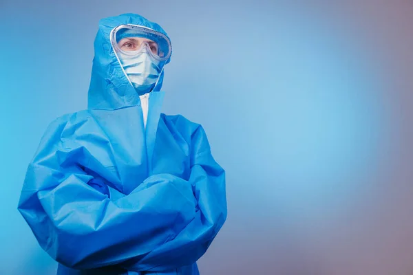 Een Virus Paramedicus Een Beschermend Pak Tegen Het Virus — Stockfoto