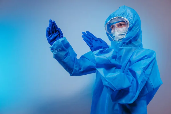 Vírus Egy Mentős Védőruhát Visel Vírus Ellen Beüti Levegőt — Stock Fotó