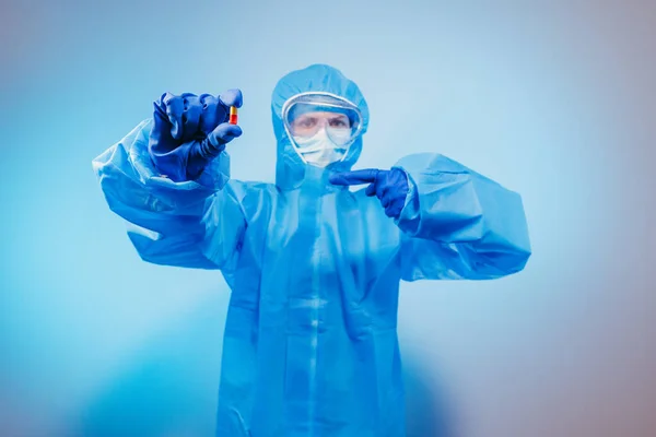 Virus Paramedic Protective Suit Virus Holds Pill His Hand — Stock Photo, Image