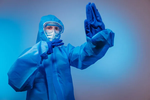 Virüs Virüse Karşı Koruyucu Giysi Giymiş Bir Sağlık Görevlisi — Stok fotoğraf