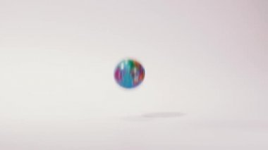 Dünya küresi. Dünya küresi yumuşak bir top şeklinde..