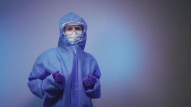 Virüs. Doktor virüse karşı koruyucu giysiyle havayı yumrukluyor..
