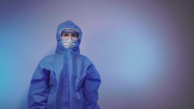 Virüs. Virüse karşı koruyucu giysi giyen bir doktor Dünya gezegeni şeklinde bir top fırlatıyor..